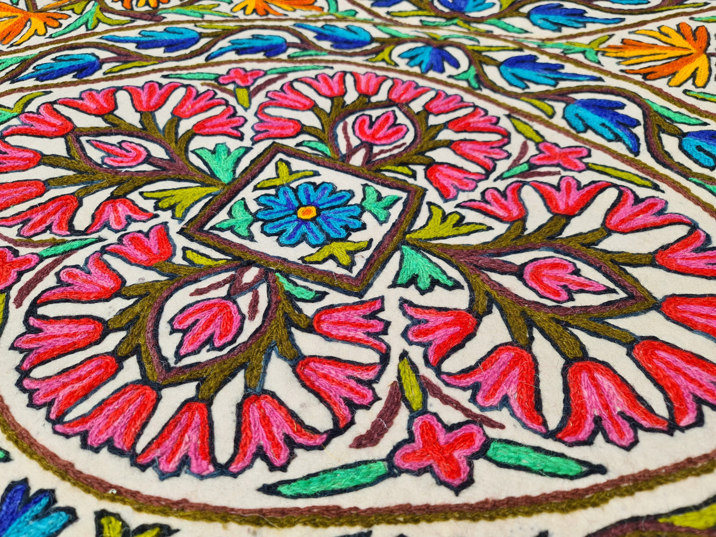 Großer Wollteppich – handgefilzt Namda 6x9ft | Boho Teppich - Indischer Bodenteppich | farbenfroher Stickfilzteppich aus Kaschmir | gefilzte Wolle 7x10