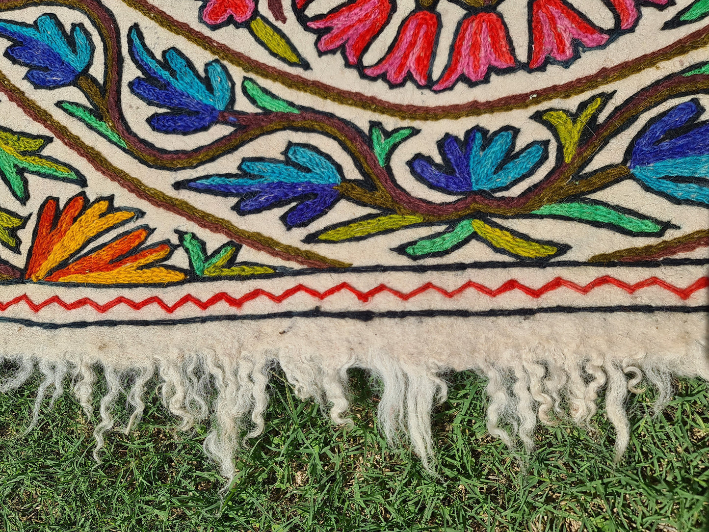Großer Wollteppich – handgefilzt Namda 6x9ft | Boho Teppich - Indischer Bodenteppich | farbenfroher Stickfilzteppich aus Kaschmir | gefilzte Wolle 7x10