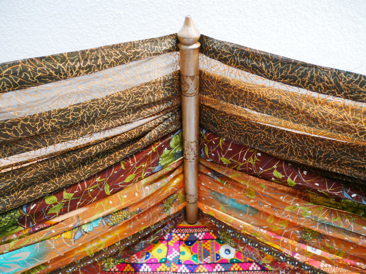 Boho Betthimmel – maßgefertigter Sari-Baldachinrahmen mit handgefertigten Walnussholzstäben | Bettvorhänge - Meditationsraum