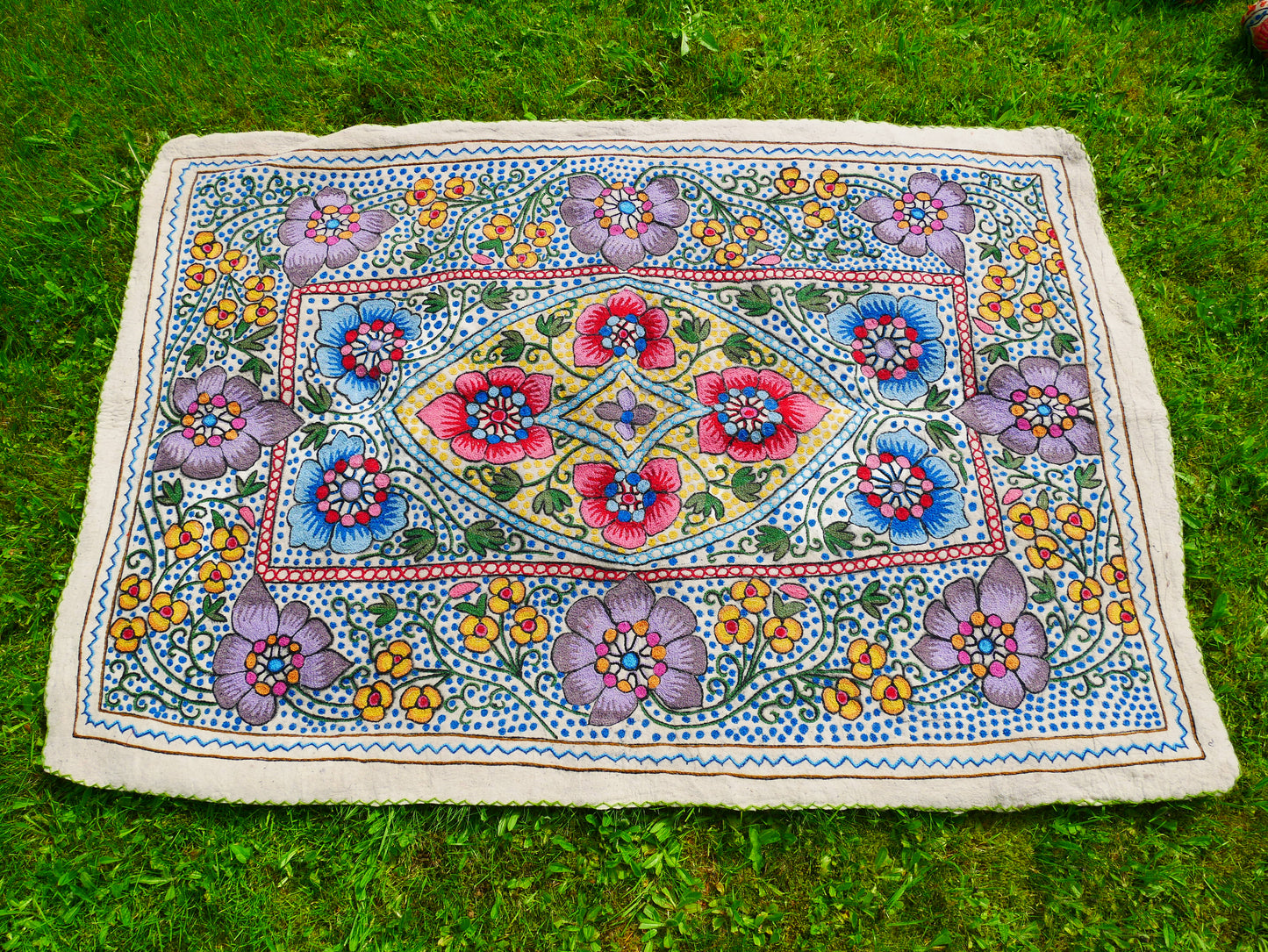 Felted wool rug "Himalayan flower" | colorful area rug "Namda" from Kashmir | floral embroidery on white 6x4 ' felt rug | bohemian - boho