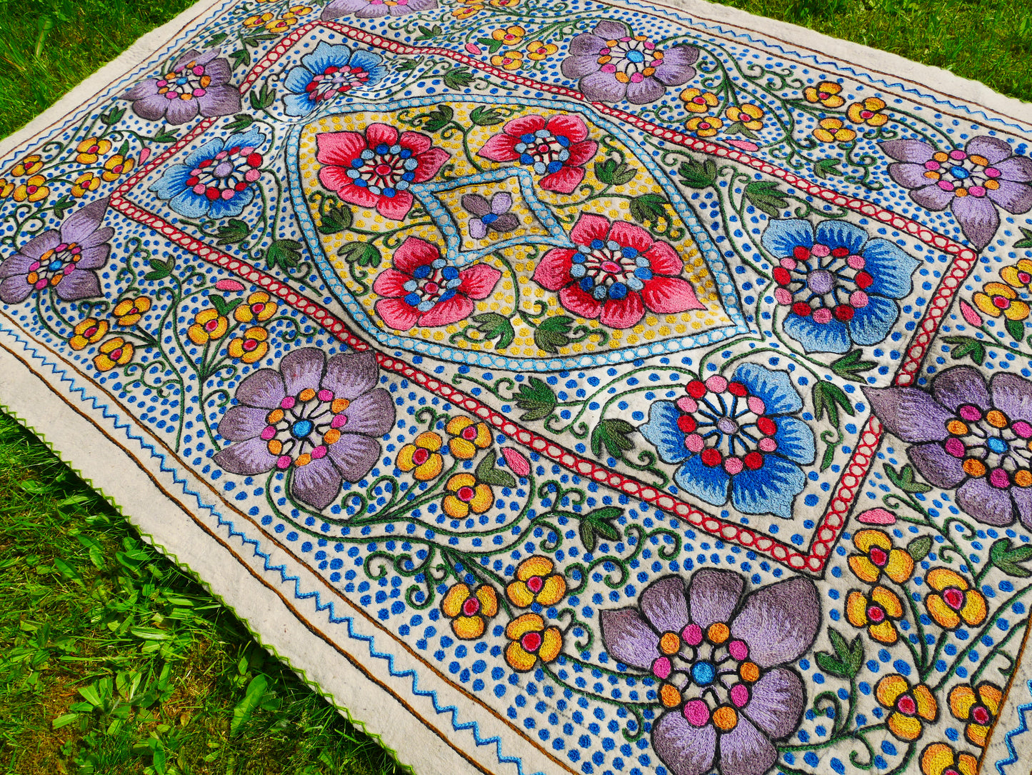 Felted wool rug "Himalayan flower" | colorful area rug "Namda" from Kashmir | floral embroidery on white 6x4 ' felt rug | bohemian - boho