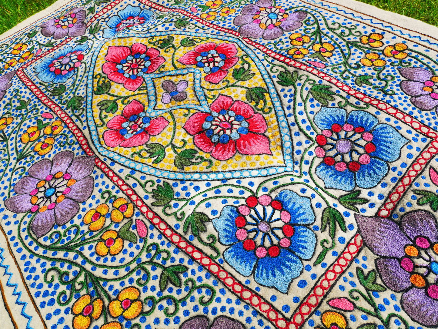 Felted wool rug "Himalayan flower" | colorful area rug "Namda" from Kashmir | floral embroidery on white 6x4 ' felt rug | bohemian - boho