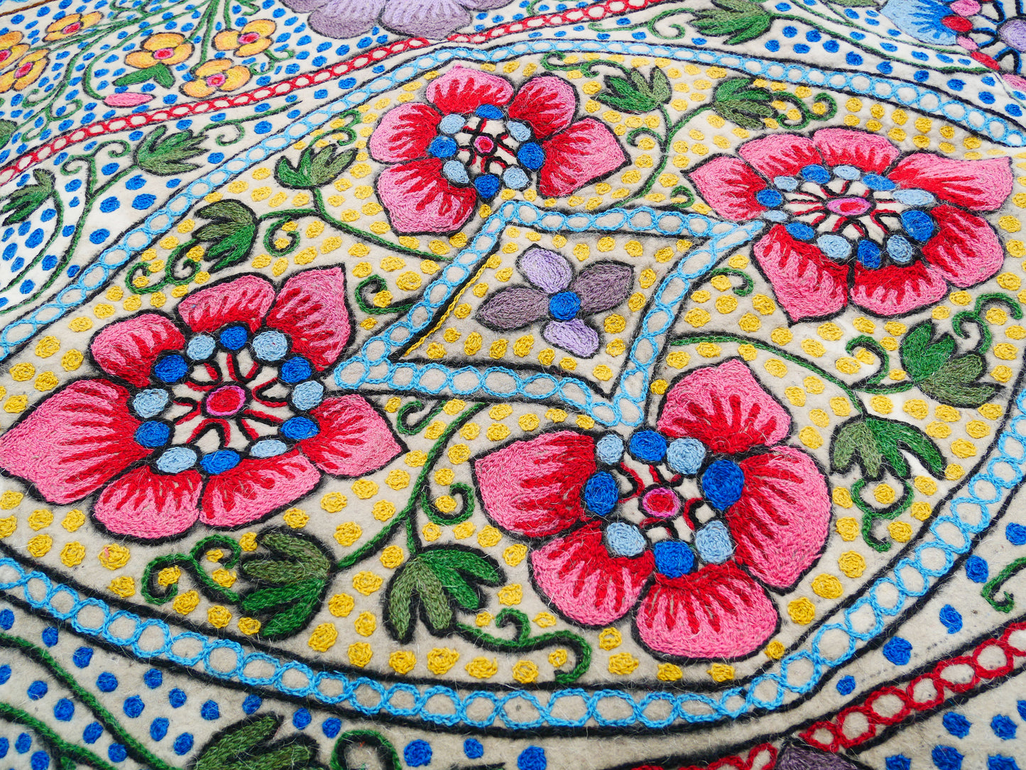 Felted wool rug "Himalayan flower" | colorful area rug "Namda" from Kashmir | floral embroidery on white 6x4 ' felt rug | bohemian - boho