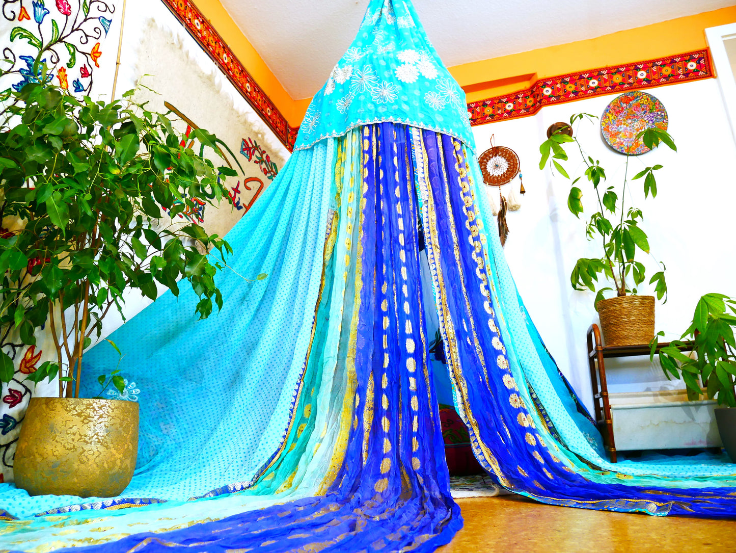 Boho Baldachin - Saree Zelt - Betthimmel | böhmische Hochzeitskulisse | Indisches Hippie-Dekor – Sitzbereich auf dem Boden | Meditationsraum - Glamping