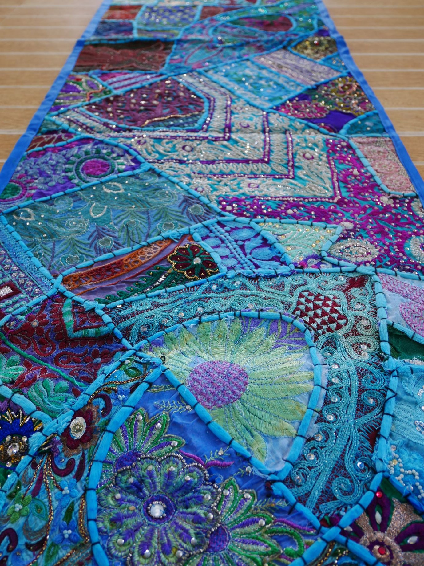 Blauer Tischläufer - Wandbehang, Vintage-Sari-Patchwork-Wandteppich