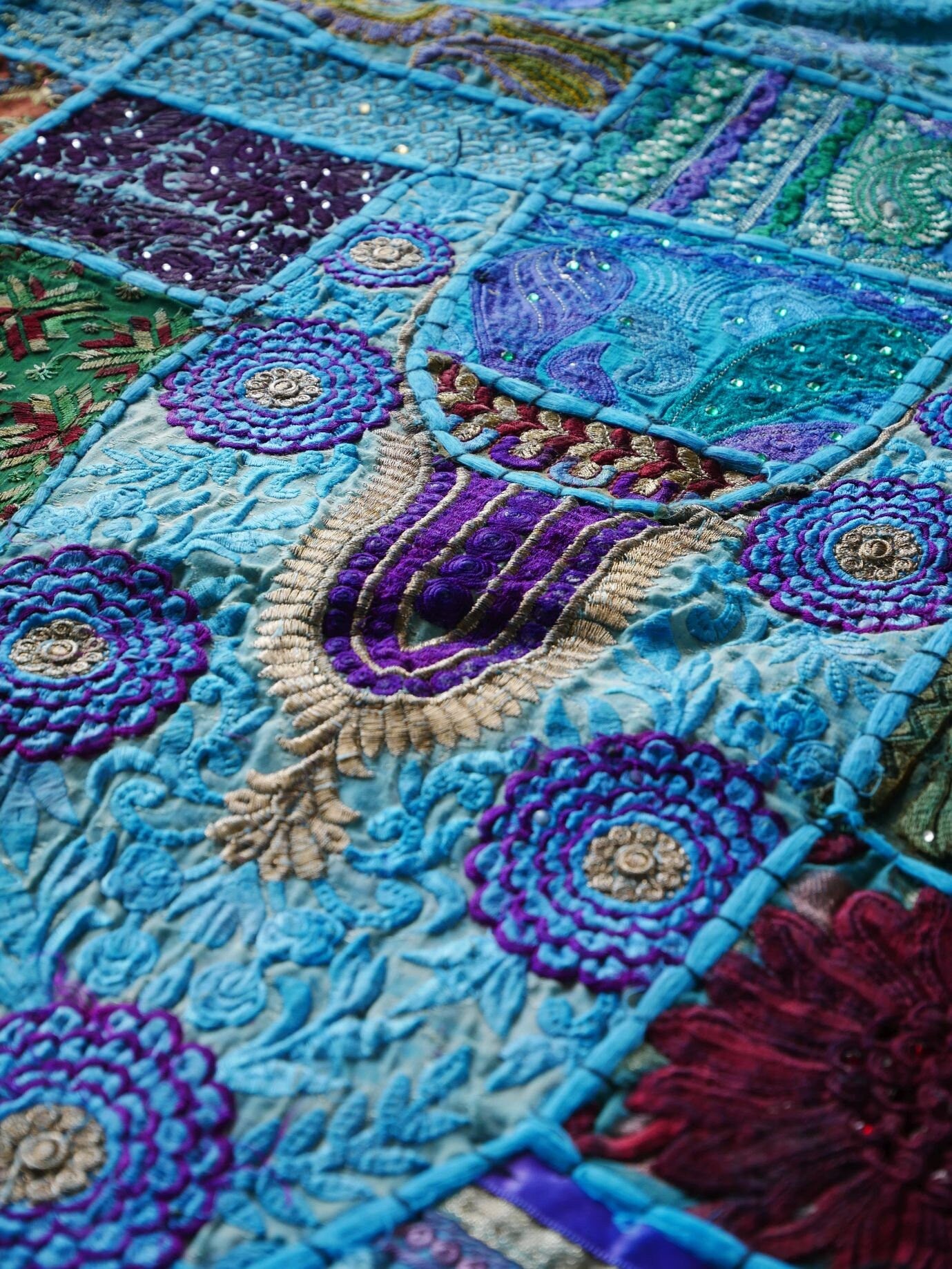 Blauer Tischläufer - Wandbehang, Vintage-Sari-Patchwork-Wandteppich