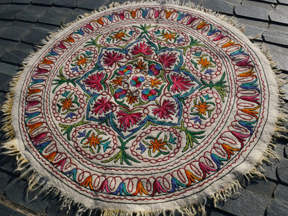 Runder Wollteppich "Shanti Mandala" | Kashmiri Namda traditioneller handgefilzter Wollteppich böhmischer Schlafzimmerteppich