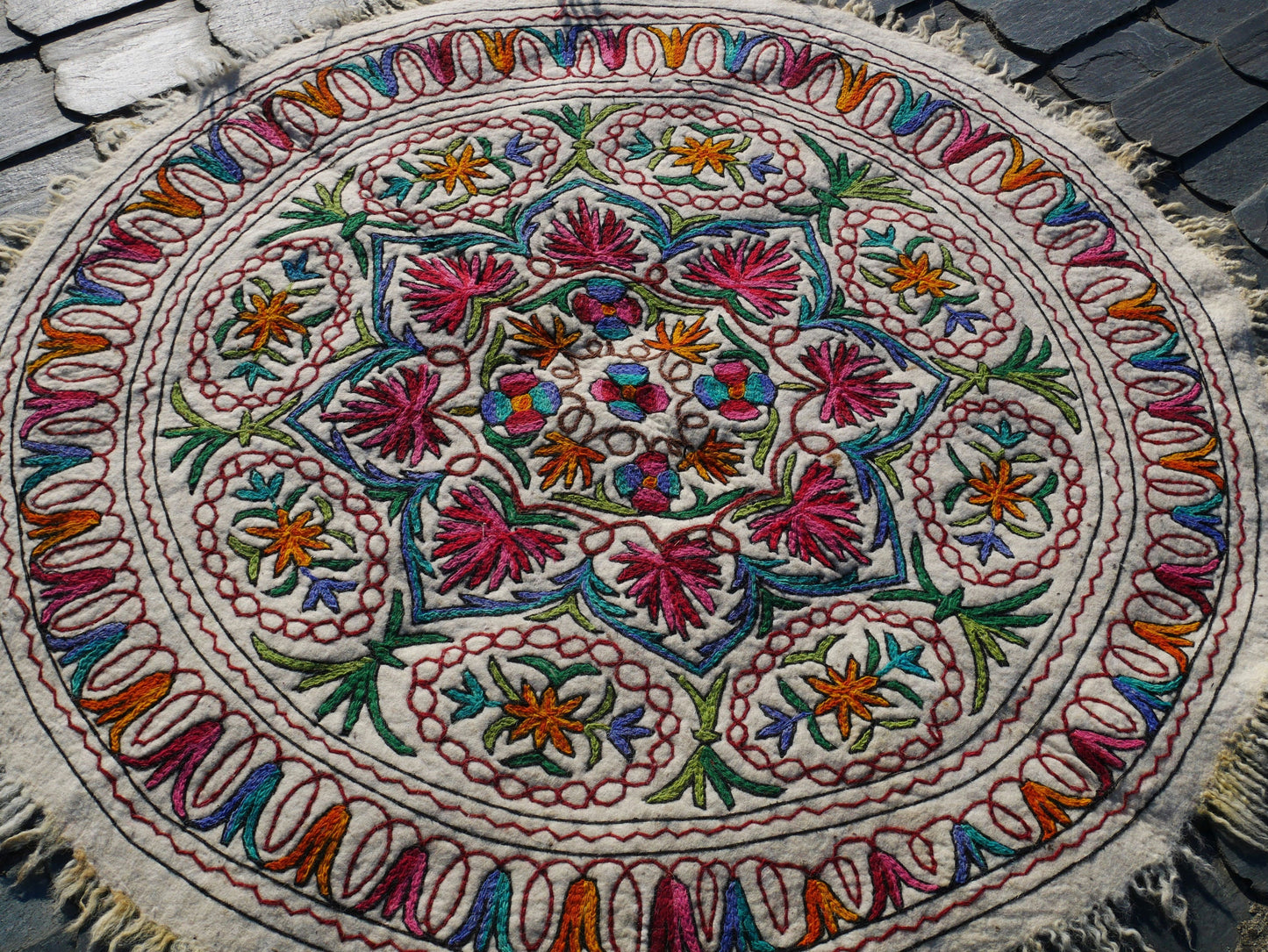 Runder Wollteppich "Shanti Mandala" | Kashmiri Namda traditioneller handgefilzter Wollteppich böhmischer Schlafzimmerteppich