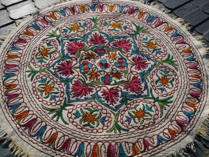 Runder Wollteppich "Shanti Mandala" | Kashmiri Namda traditioneller handgefilzter Wollteppich böhmischer Schlafzimmerteppich