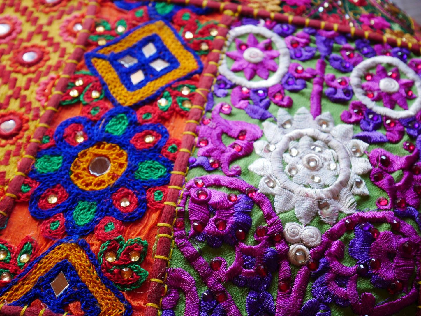 Roter Patchwork-Kissenbezug - böhmisches Wurfkissen - Saree-Stickerei