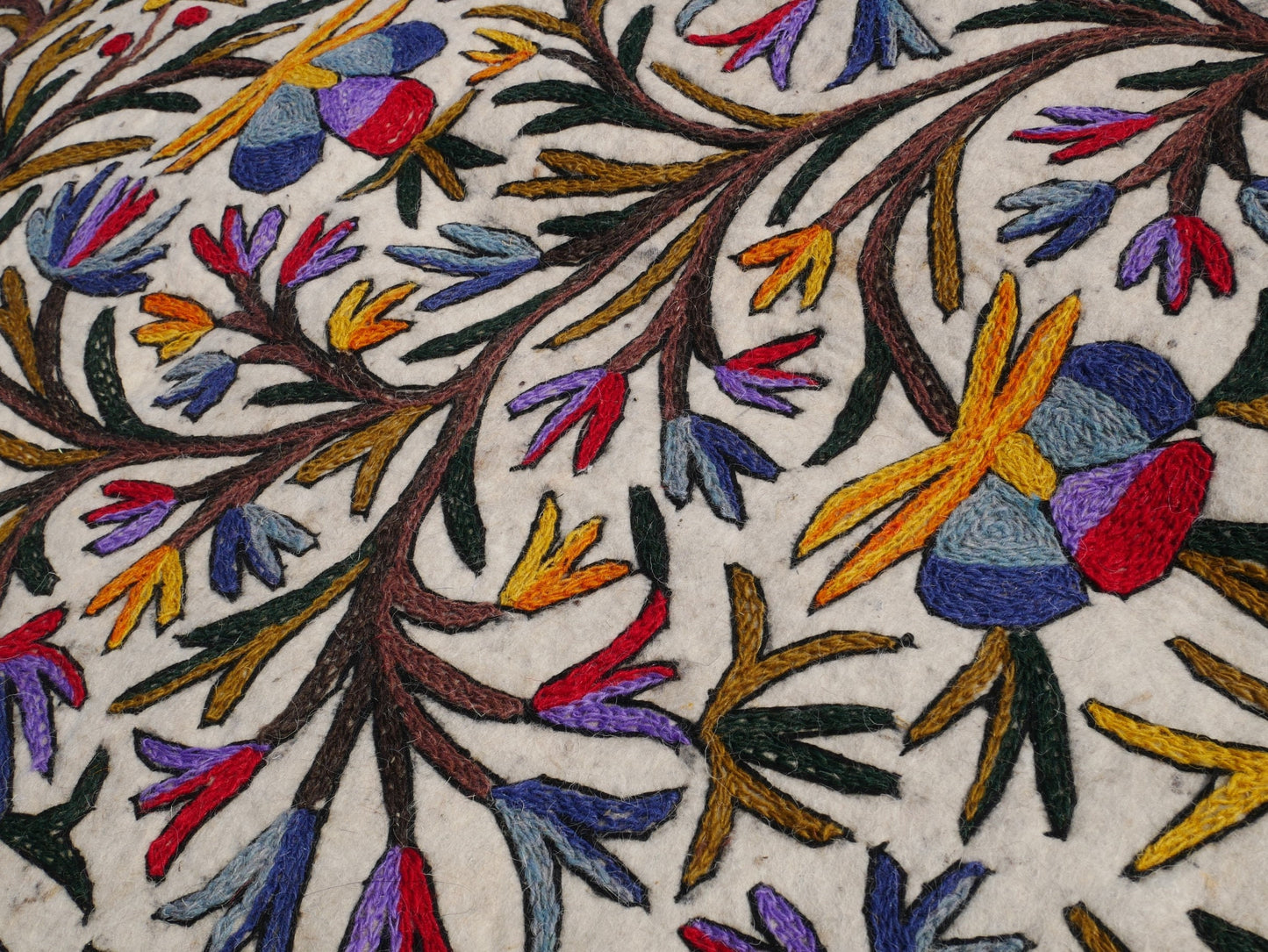 Gefilzter Wollteppich | Traditioneller Kaschmirischer "Namda" 5 x 3 ft Boho-Flächenteppich | Blumenstickerei auf weißem Filzteppich | Weicher und warmer böhmischer Teppich