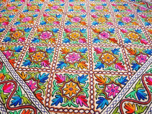 Traditioneller Namda - Kashmiri-Filzteppich 7x6" | buntes gesticktes geometrisches Design