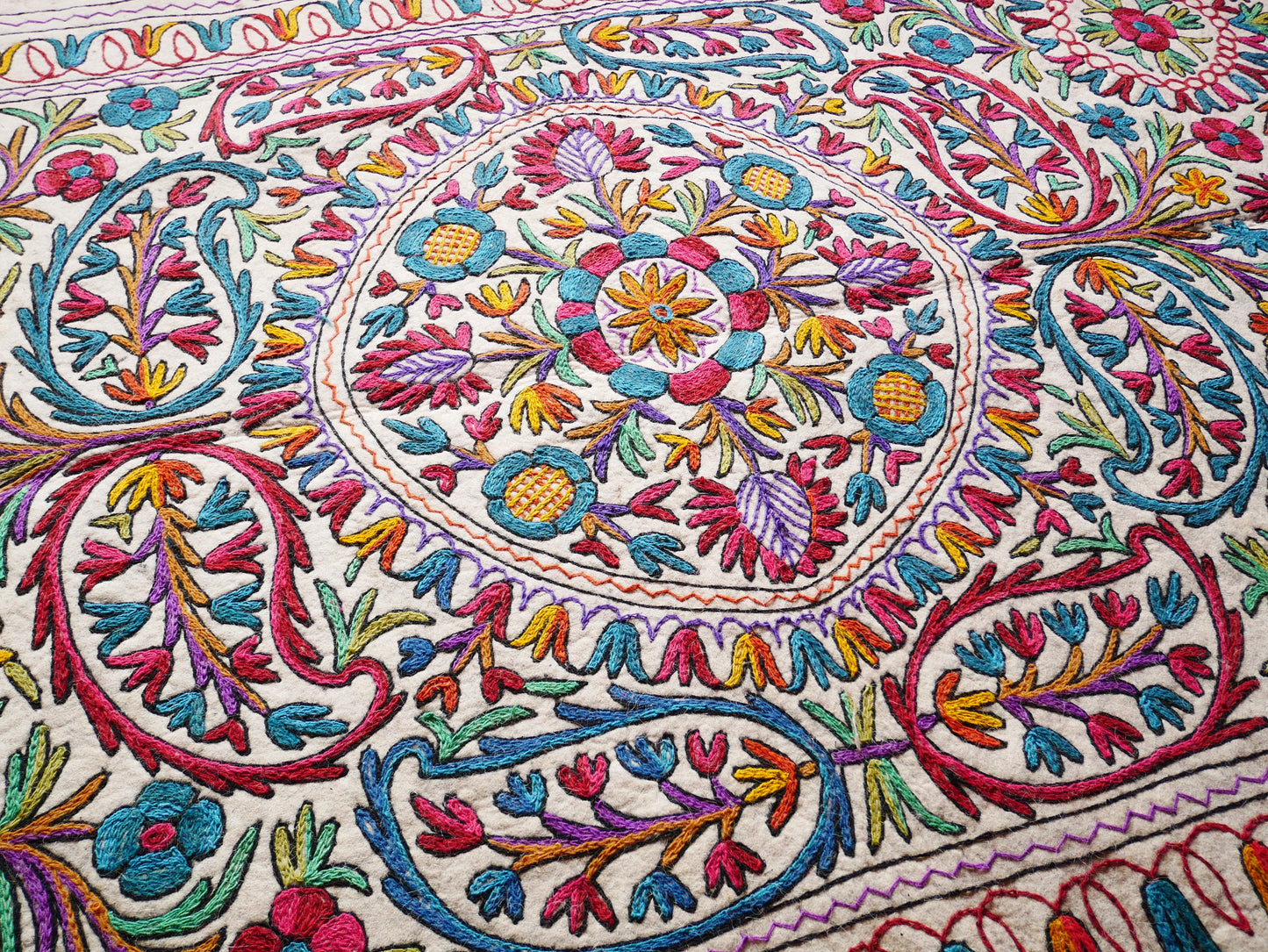 Large wool rug - Mandala rug 10x6' | boho area rug - Indian floor rug | traditional Namda from Kashmir | felted wool rug handmade embroidery