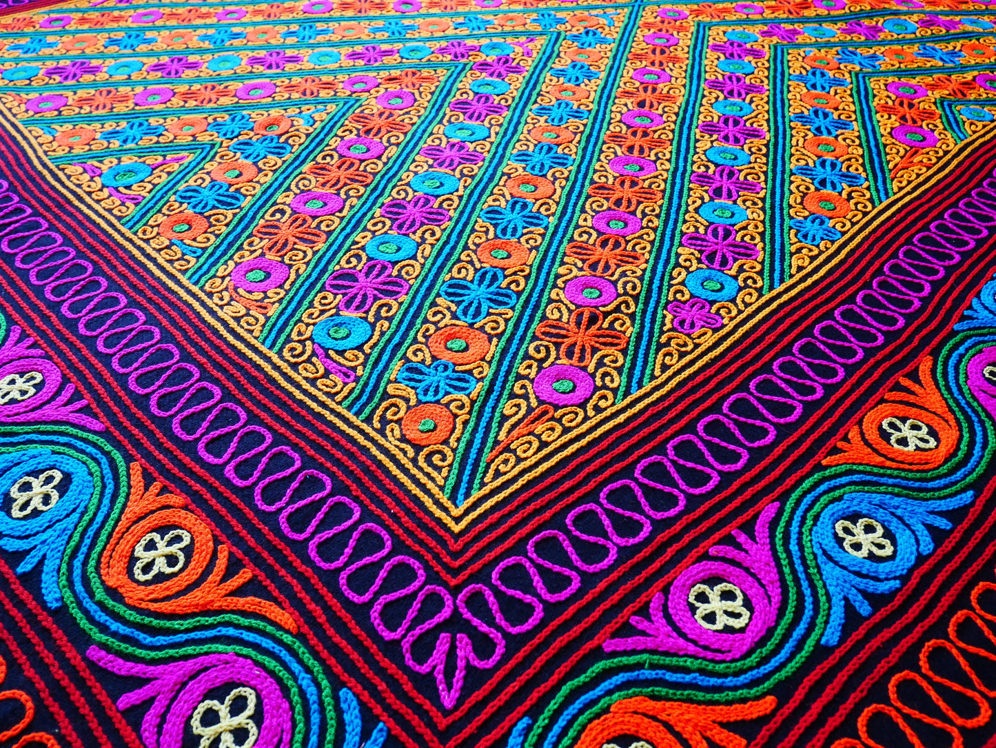 Bunter Wollteppich – handgefertigter Kashmiri „Gabba“ 6x9 Wollteppichmatte – bestickter floraler Teppichüberwurf | Sitzbereich im Boho-Boden | Mehrfarbiger Teppich