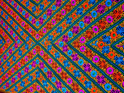 Bunter Wollteppich – handgefertigter Kashmiri „Gabba“ 6x9 Wollteppichmatte – bestickter floraler Teppichüberwurf | Sitzbereich im Boho-Boden | Mehrfarbiger Teppich