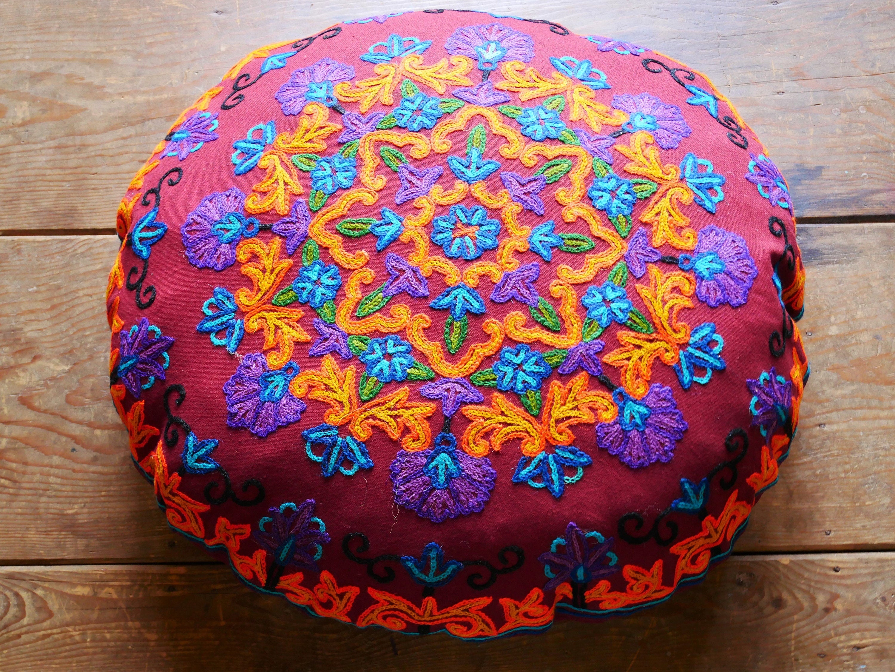 Round floor outlet pillow