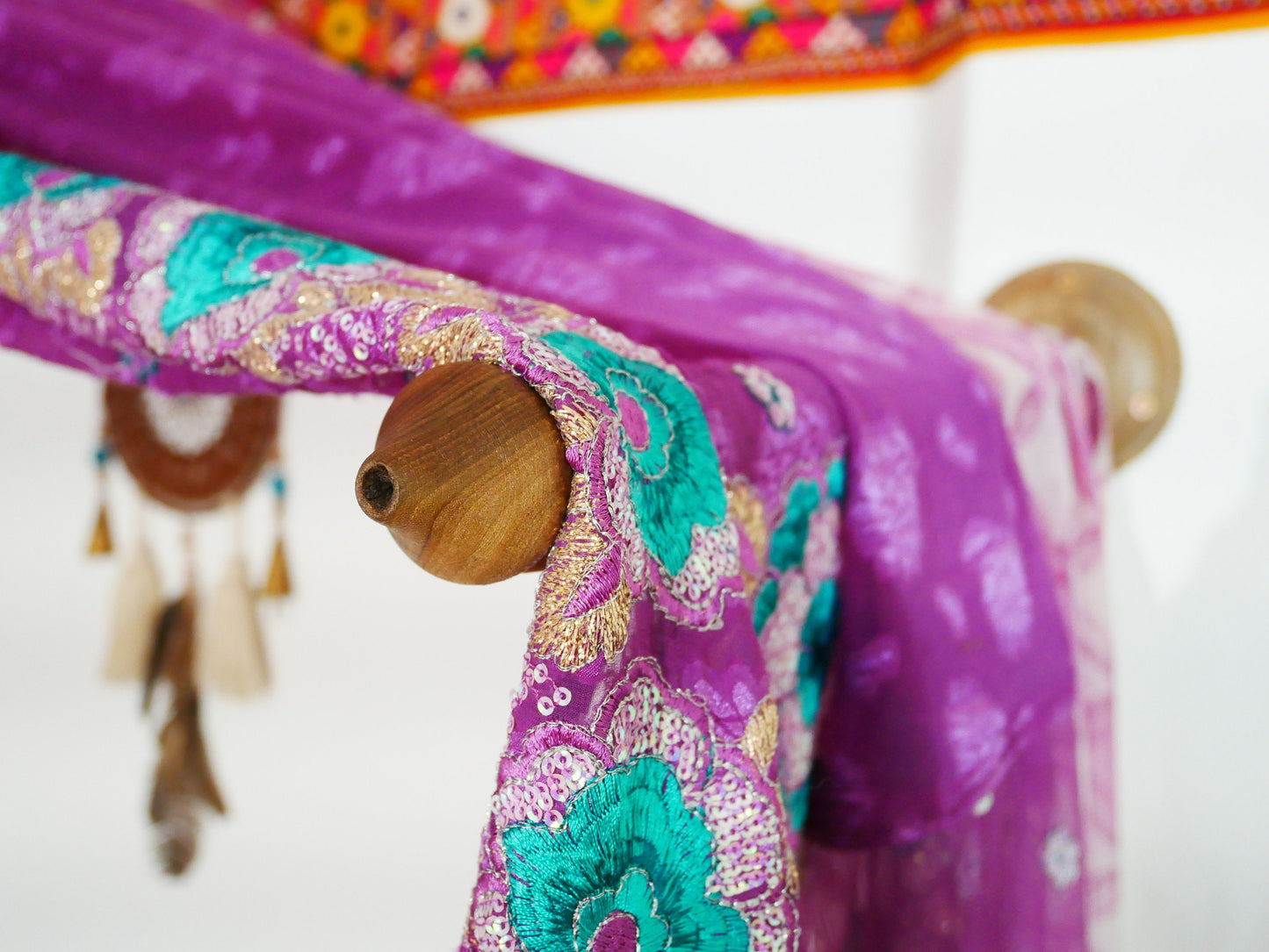 Saree-Baldachinrahmen mit handgefertigten Walnussholzstäben | Boho Betthimmel