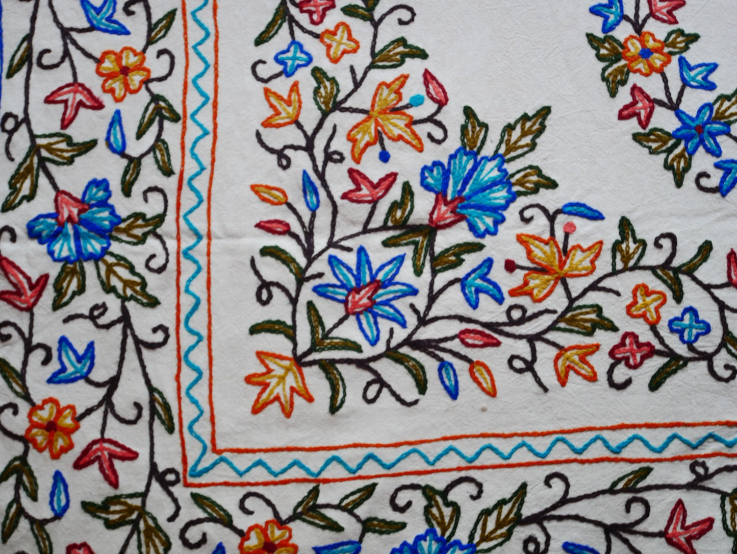 Boho-Bettwäsche - handgefertigte indische Tagesdecke, Kashmir Crewel-Vollstickerei-Bettdecke, farbenfroher Blumenbettüberwurf, böhmisches Schlafzimmer, Geschenk für sie