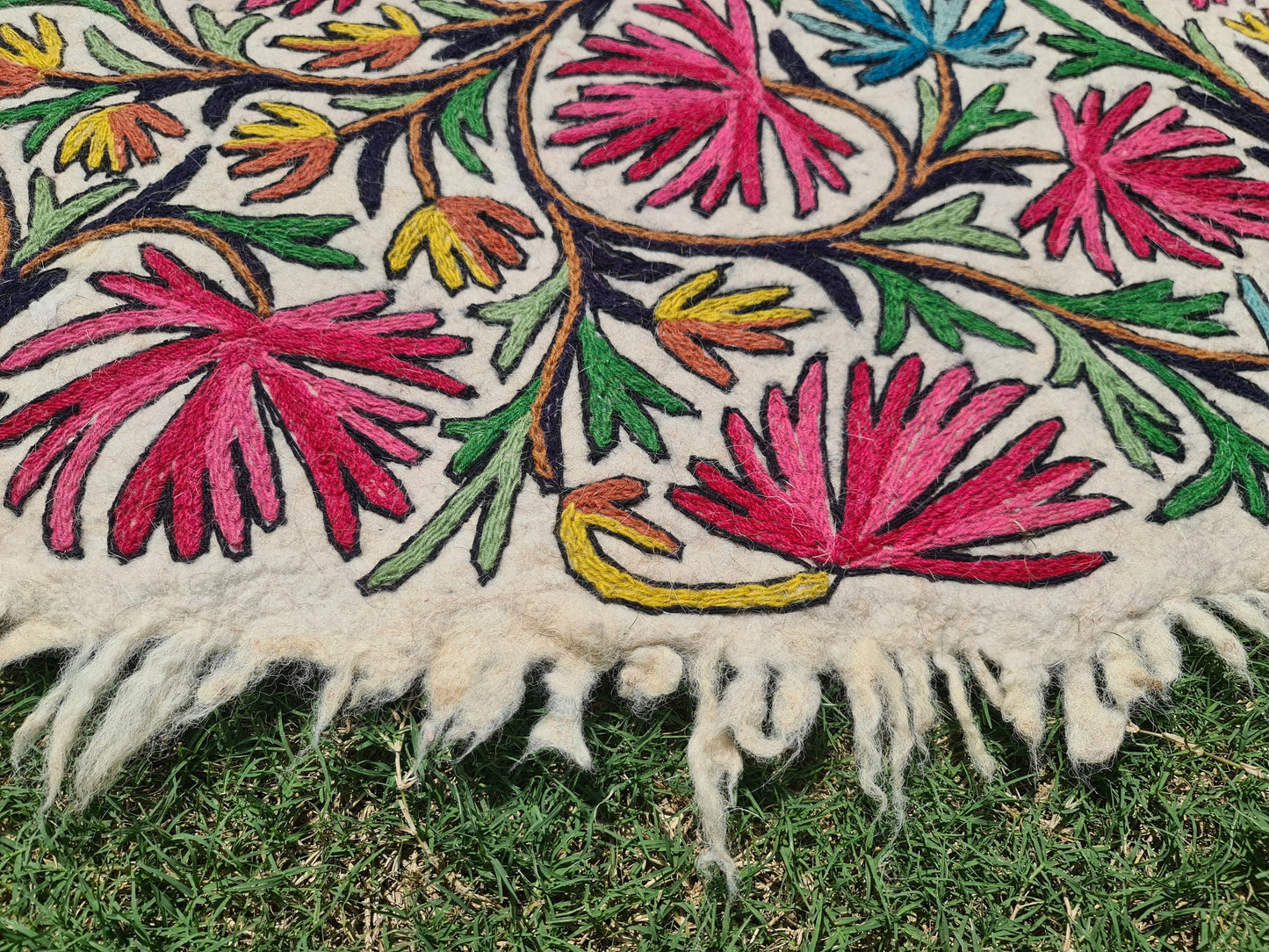 Kaschmir-Wollteppich "Lebensbaum" Boho-Teppich traditioneller Namda-Stickteppich | handgefilzter böhmischer Schlafzimmerteppich, 1,50 m – farbenfroher Blumenteppich